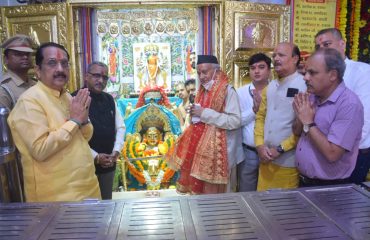 03.10.2022 : दुर्गाष्टमीनिमित्त राज्यपालांनी घेतले मुंबादेवीचे दर्शन
