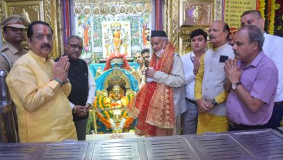 03.10.2022 : Governor Koshyari visits Mumbadevi Mandir on Durgashtami