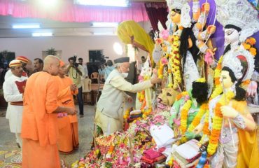 04.10.2022 : Governor had the Darshan of Durga Mata at Ramkrishna Math