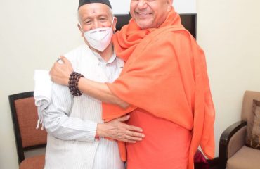 15.10.2022 : Governor met Swami Yatindranand Giri Maharaj