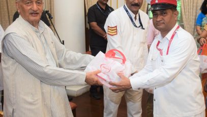 17.10.2022 : Governor Bhagat Singh Koshyari distributed sweets, toran and diyas to the staff and workers of Raj Bhavan on the occasion of Diwali. This year, the staff members were presented with the traditional door hanging 'Khanache Toran' made by women members of the Adarsh Mahila Self Help Group from village Talwade, Tq Chiplun, Dist Ratnagiri.