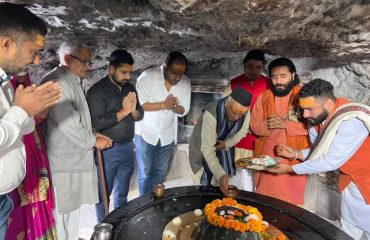 23.10.2022 : राज्यपालांनी श्री टपकेश्वर महादेव मंदिराला भेट देऊन पूजा अर्चा केली