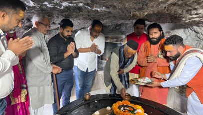 23.10.2022 : राज्यपालांनी श्री टपकेश्वर महादेव मंदिराला भेट देऊन पूजा अर्चा केली