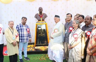 10.11.2022 : Governor unveiled the bust of late Dr. Vasantrao Patwardhan