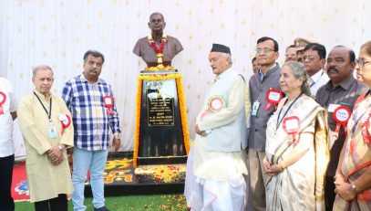 10.11.2022 : Governor unveiled the bust of late Dr. Vasantrao Patwardhan