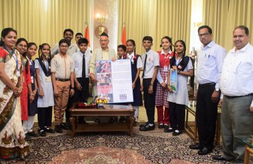 14.11.2022 : बालदिनानिमित्त सलाम मुंबई फाउंडेशन मार्फत शालेय विद्यार्थ्यांनी घेतली राज्यपालांची भेट