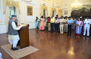 26.11.2022:  Governor of Maharashtra Bhagat Singh Koshyari read out the preamble of the Constitution of India along with the staff and officers of Raj Bhavan, Mumbai on the occasion of Constitution Day.