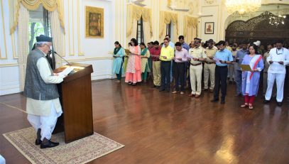 26.11.2022:  Governor of Maharashtra Bhagat Singh Koshyari read out the preamble of the Constitution of India along with the staff and officers of Raj Bhavan, Mumbai on the occasion of Constitution Day.