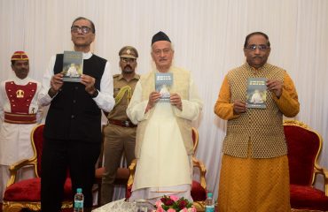 30.11.2022 : राज्यपालांच्या हस्ते गुरुनानक यांच्या जीवनकार्यावरील पुस्तकाचे प्रकाशन