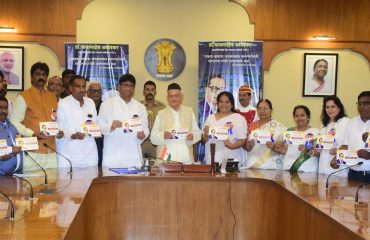 30.11.2022 : महापरिनिर्वाण दिनानिमित्त माहिती पत्रकाचे राज्यपालांच्या हस्ते प्रकाशन