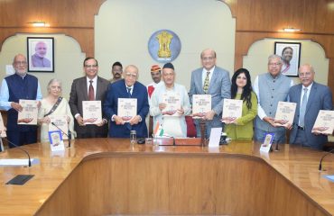 राज्यपालांच्या हस्ते 'टायटन्स ऑफ फेअर बिझनेस प्रॅक्टिसेस' या पुस्तकाचे प्रकाशन