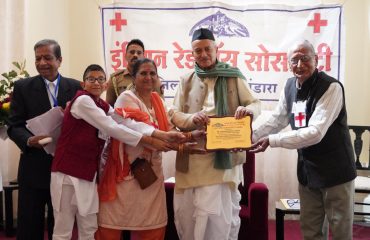 23.12.2022 : राज्यपालांच्या हस्ते इंडियन रेड क्रॉस सोसायटीचे डॉ चंद्रमोहन गुप्ता यांचा सत्कार