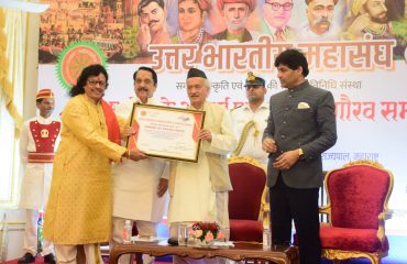 राज्यपालांच्या हस्ते विविध क्षेत्रातील योगदानाकरिता 'साहित्य गंगा' पुरस्कार प्रदान