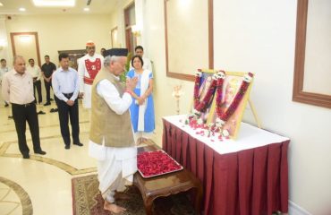 12.01.2023 : Governor pays tribute to Rajmata Jijau and Swami Vivekananda