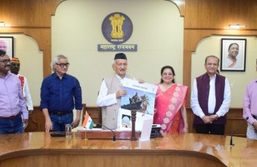 24.01.2023 : Governor Koshyari felicitates photographers contributing to Raj Bhavan Calendar