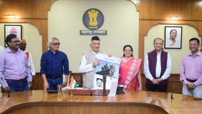 24.01.2023 : Governor Koshyari felicitates photographers contributing to Raj Bhavan Calendar