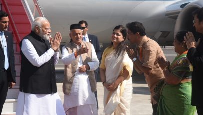 10.02.2023 : PM Narendra Modi arrives in Mumbai; Governor welcomes PM