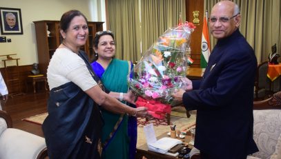 06.03.2023: प्रधान सचिव मनीषा वर्मा व कुलगुरु डॉ अपूर्वा पालकर यांनी घेतली राज्यपालांची भेट