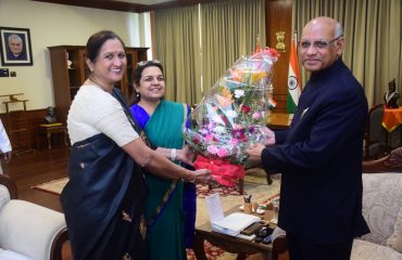 06.03.2023: प्रधान सचिव मनीषा वर्मा व कुलगुरु डॉ अपूर्वा पालकर यांनी घेतली राज्यपालांची भेट