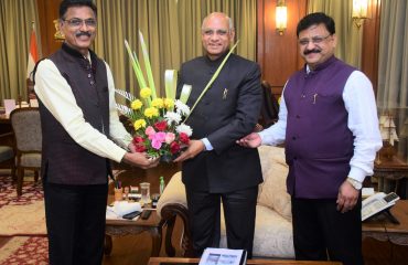 10.03.2023 : नागपूर विद्यापीठाच्या कुलगुरूंनी घेतली राज्यपालांची भेट