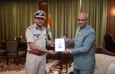 16.03.2023: Inspector General of Police, Central Reserve Police Force (Western Sector) P. S. Ranpise called on Governor Ramesh Bais at Raj Bhavan, Mumbai.