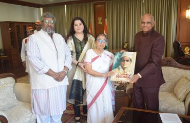 20.03.2023 : Usha Mangeshkar meets Governor Ramesh Bais