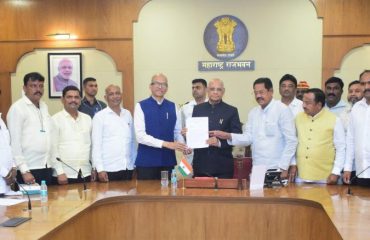 24.03.2023 : Dr Vikas Mahatme and delegation of Pension Committee meets Governor