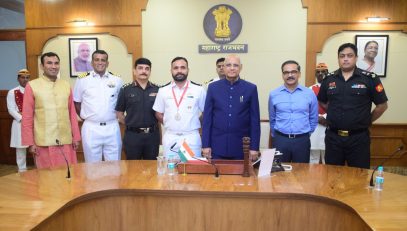 05.04.2023 : Governor felicitated the members of HindAyan Annual Cycling Race
