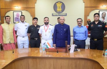 05.04.2023 : Governor felicitated the members of HindAyan Annual Cycling Race