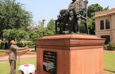 11.04.2023 : Governor pays tribute to Mahtama Phule