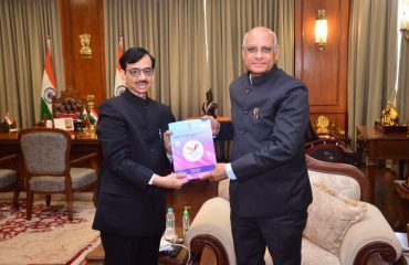 17.04.2023 : Chief Commissioner of Maharashtra State Commission for RTS meets Governor