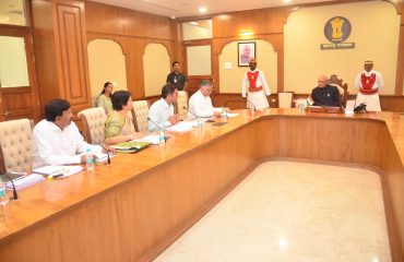 18.04.2023 : Maharashtra Governor Ramesh Bais reviewed the progress of implementation of various welfare schemes of Tribal Development Department at Raj Bhavan, Mumbai. Additional Chief Secretary TDD briefed the Governor about the various policies and schemes being implemented for development of tribal areas and welfare of tribals. Dr. Rajendra Bharud, Commissioner, TRTI, Nayana Gunde, Commisioner, TDD and other officers were present.