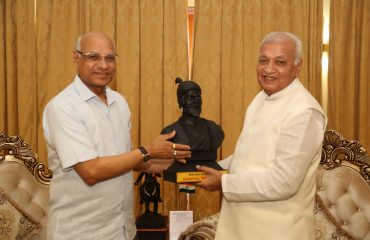 03.05.2023 : Kerala Governor Arif Mohammed Khan met Maharashtra Governor Ramesh Bais at Raj Bhavan, Mumbai. This was a courtesy call.