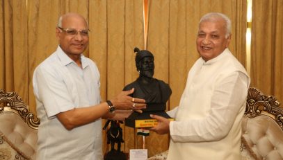 03.05.2023 : Kerala Governor Arif Mohammed Khan met Maharashtra Governor Ramesh Bais at Raj Bhavan, Mumbai. This was a courtesy call.