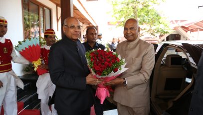 04.05.2023 : Maharashtra Governor Ramesh Bais welcomed former President of India Ram Nath Kovind at Raj Bhavan, Mumbai.   Smt Savita Kovind  was also present.