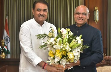 27.05.2023 : Member of Parliament Praful Patel met Governor Ramesh Bais at Raj Bhavan, Mumbai. This was a courtesy call.