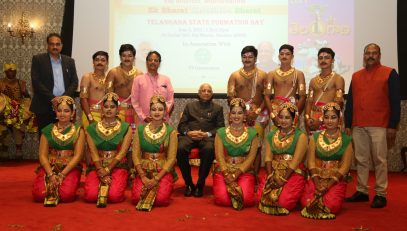 02.06.2023: Maharashtra Governor Ramesh Bais presided over the  'Telangana State Formation Day' in Raj Bhavan Mumbai. Film star Harish Kumar and guests Srinivas Sulge, Ashok Kante, Pottu Rajaram and a large number of people of Telangana origin were present. Dance troupes from Telangana presented 'Jaya Jaya hey Telangana', 'Bathukamma', 'Bonalu' and 'Oggu Dolu' dance on the occasion. The cultural programme was organised in association with the Government of Telangana.