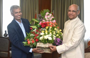 07.06.2023 : New VC of the Savitribai Phule Pune University meets Governor