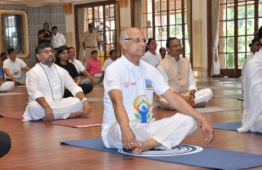 21.06.2023 : Governor attends Yoga Session of Shrimad Rajchandra Mission at Raj Bhavan