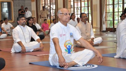 21.06.2023 : Governor attends Yoga Session of Shrimad Rajchandra Mission at Raj Bhavan