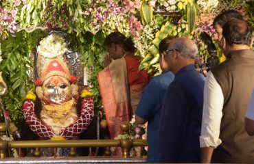 05.07.2023 : President visits Mahalakshmi Jagdamba Mata Mandir at Koradi