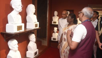 07.07.2023 : President Murmu visits Raj Bhavan Museum of Revolutionaries