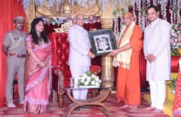 31.07.2023: Governor visits the Shrimad Bhagwat Katha Saptah organised at Narayani Dham Lonavala