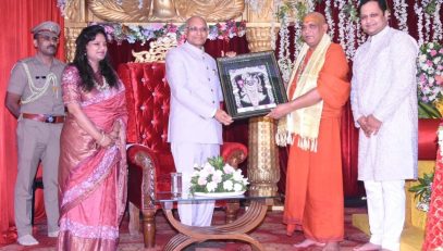 31.07.2023: Governor visits the Shrimad Bhagwat Katha Saptah organised at Narayani Dham Lonavala