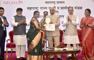 29.08.2023: Governor presents the 'Gramodyog Bharari Sanman Puraskar' to rural entrepreneurs from Maharashtra