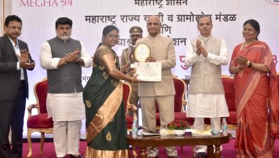 29.08.2023: Governor presents the 'Gramodyog Bharari Sanman Puraskar' to rural entrepreneurs from Maharashtra