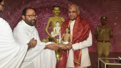 Governor attends the discourse by Pujya Gurudevshri Rakeshji, Spiritual head of Shrimad Rajchandra Mission Dharampur in Mumbai.
