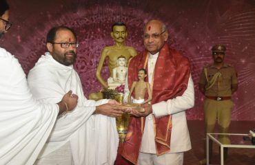 Governor attends the discourse by Pujya Gurudevshri Rakeshji, Spiritual head of Shrimad Rajchandra Mission Dharampur in Mumbai.