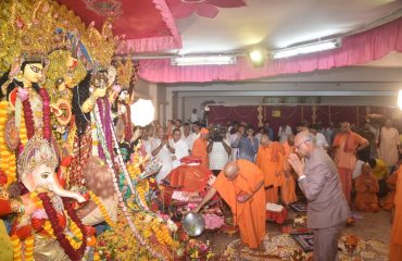 22.10.2023 : Governor visits Durga Puja of Ramakrishna Math in Mumbai