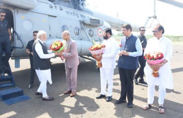 26.10.2023 : Governor welcomes PM at Shirdi airport